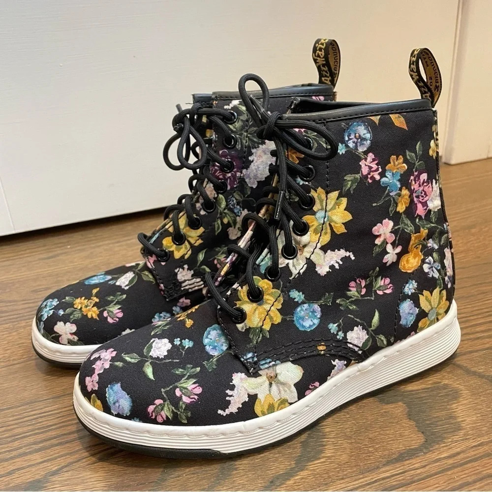 Dr Martens Newtons DF in Black Darcy Floral Print Women 6